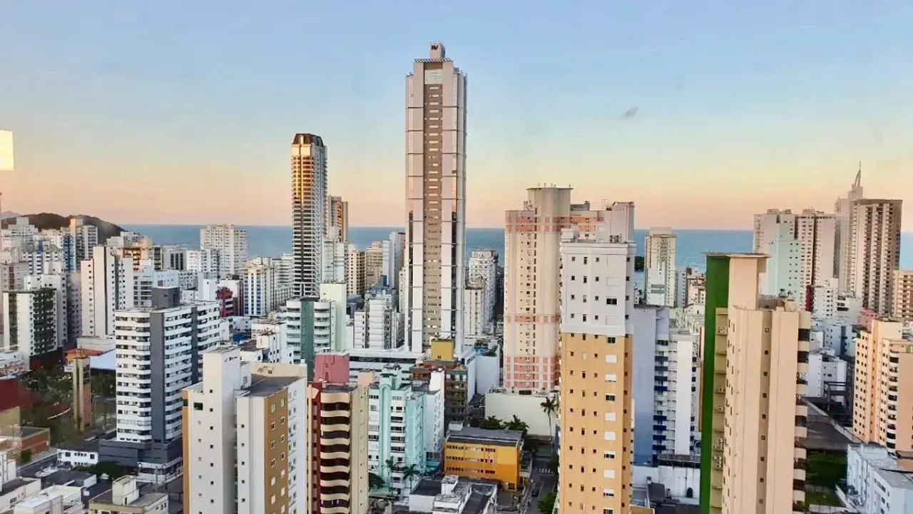Apartamento no Edifício Biarritz Residence com 3 suítes em Balneário Camboriú — foto 34