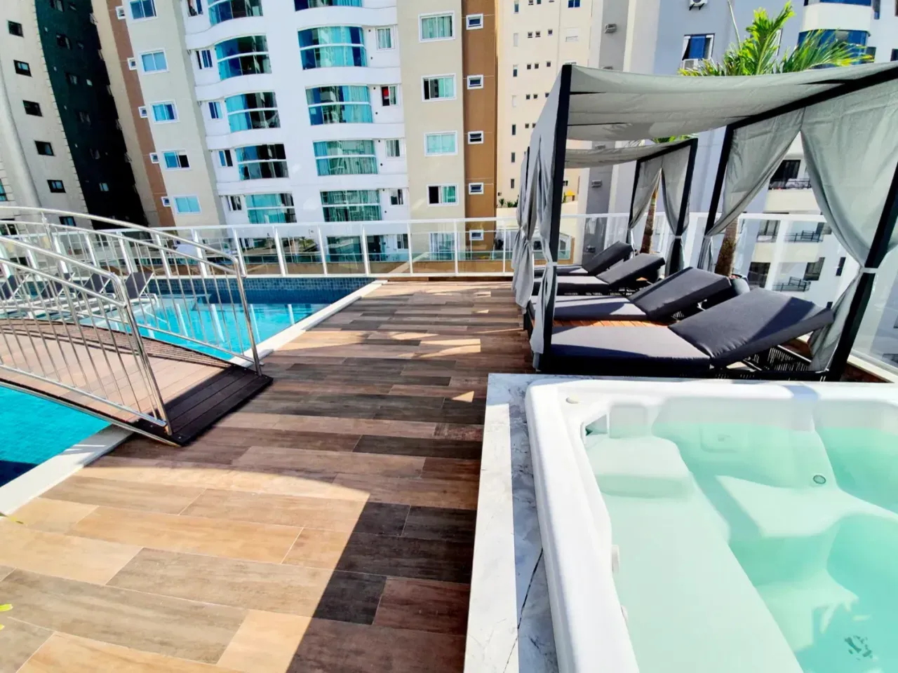 Apartamento no Edifício Biarritz Residence com 3 suítes em Balneário Camboriú — foto 4