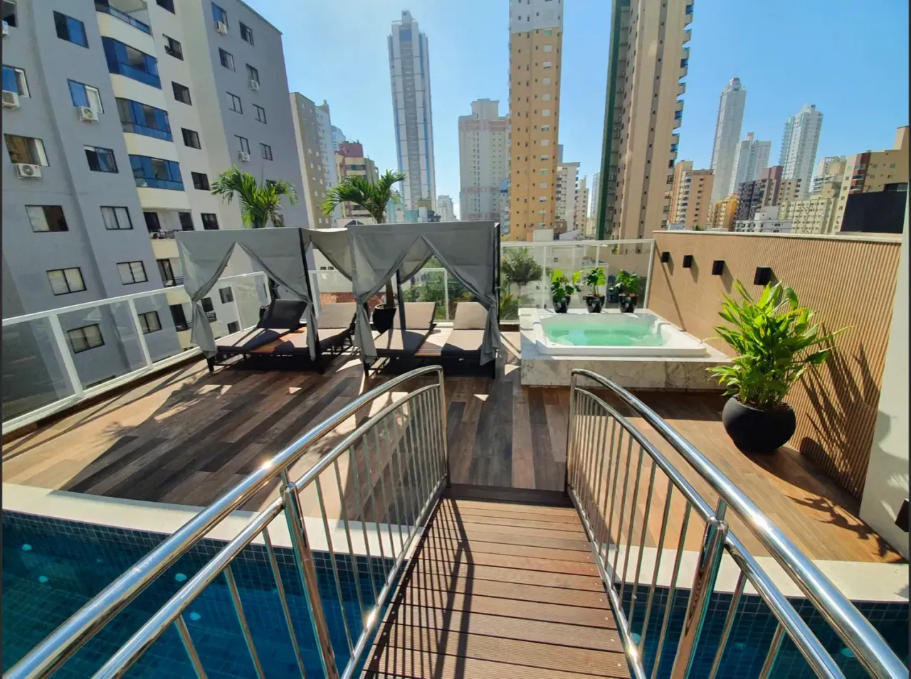 Apartamento no Edifício Biarritz Residence com 3 suítes em Balneário Camboriú — foto 3