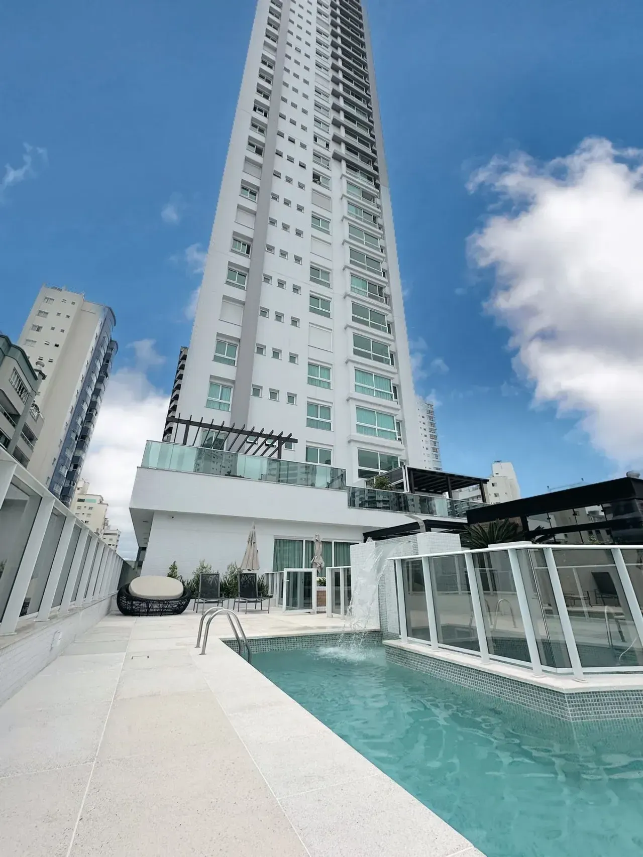 Apartamento no Edifício Camboas com 3 suítes em Balneário Camboriú — foto 1