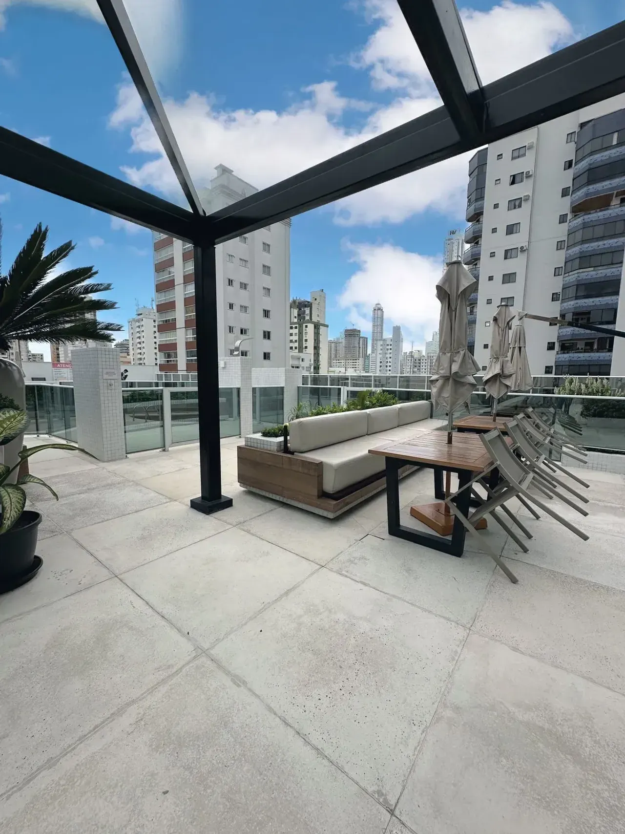 Apartamento no Edifício Camboas com 3 suítes em Balneário Camboriú — foto 2