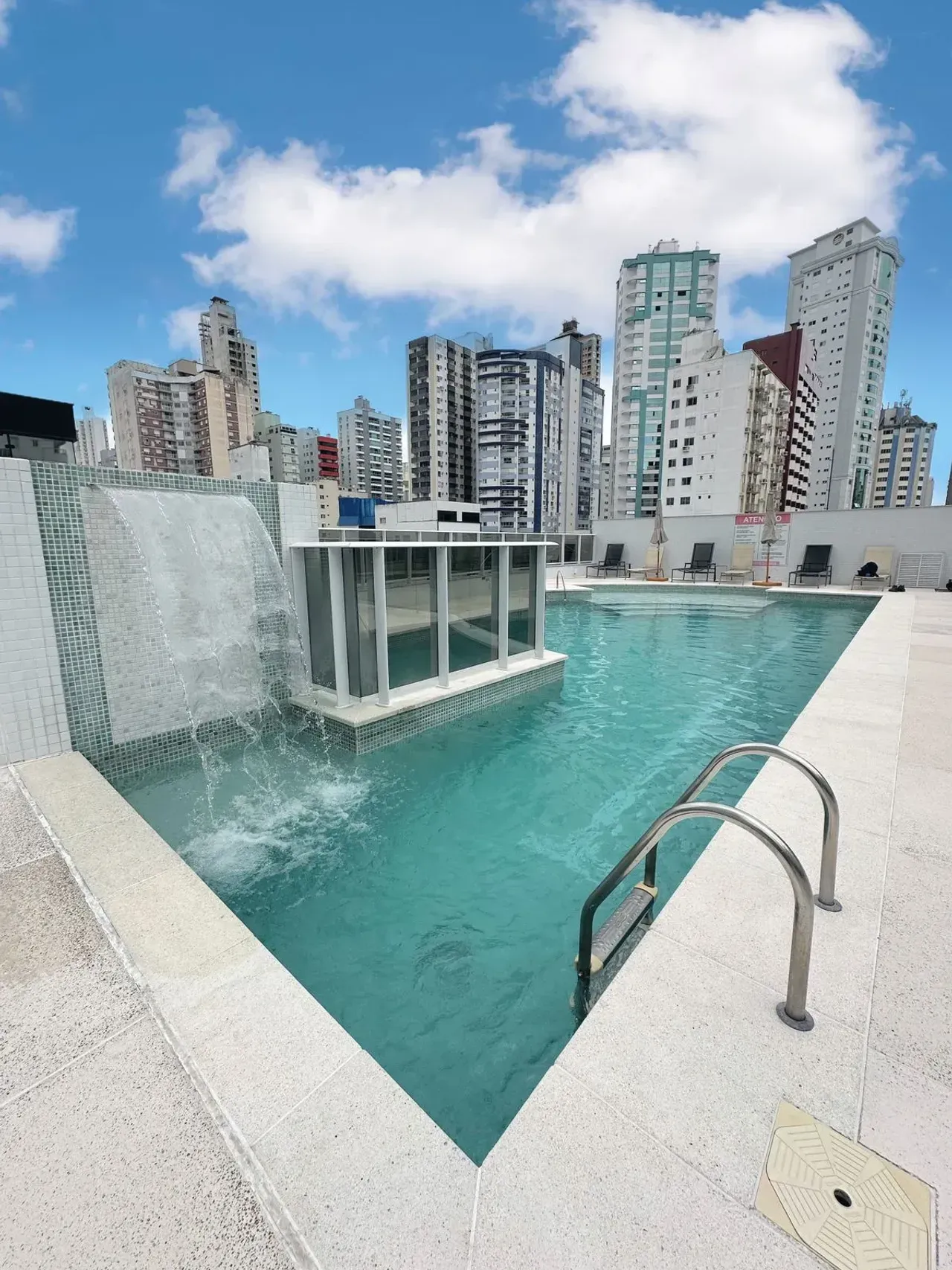 Apartamento no Edifício Camboas com 3 suítes em Balneário Camboriú — foto 3