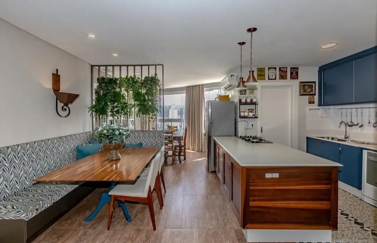 Apartamento mobiliado com 3 suítes e 3 vagas no centro de Balneário Camboriú
