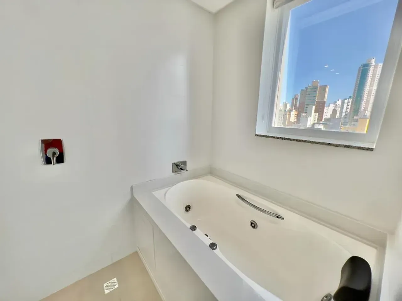 Cobertura Duplex com 4 suítes e 3 vagas de garagem no Centro de Balneário Camboriú — foto 5