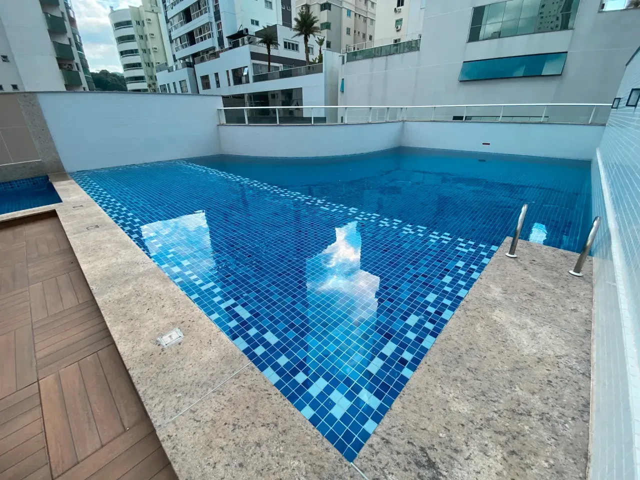 Apartamento Mobiliado com 3 dormitórios sendo 1 suíte e 2 vagas no Bairro Pioneiros em Balneário Camboriú