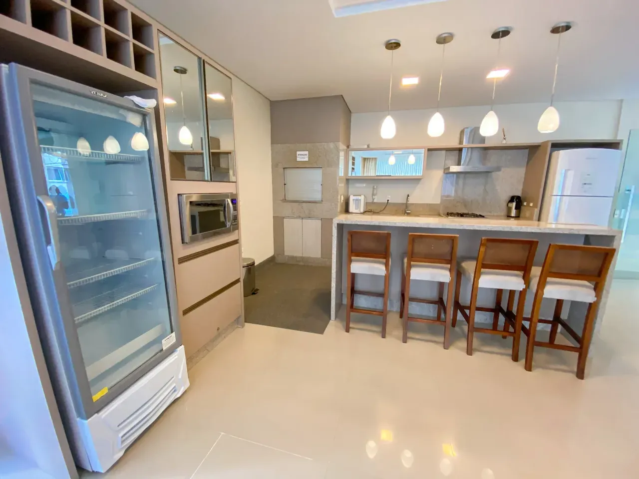 Apartamento Mobiliado com 3 dormitórios sendo 1 suíte e 2 vagas no Bairro Pioneiros em Balneário Camboriú — foto 4