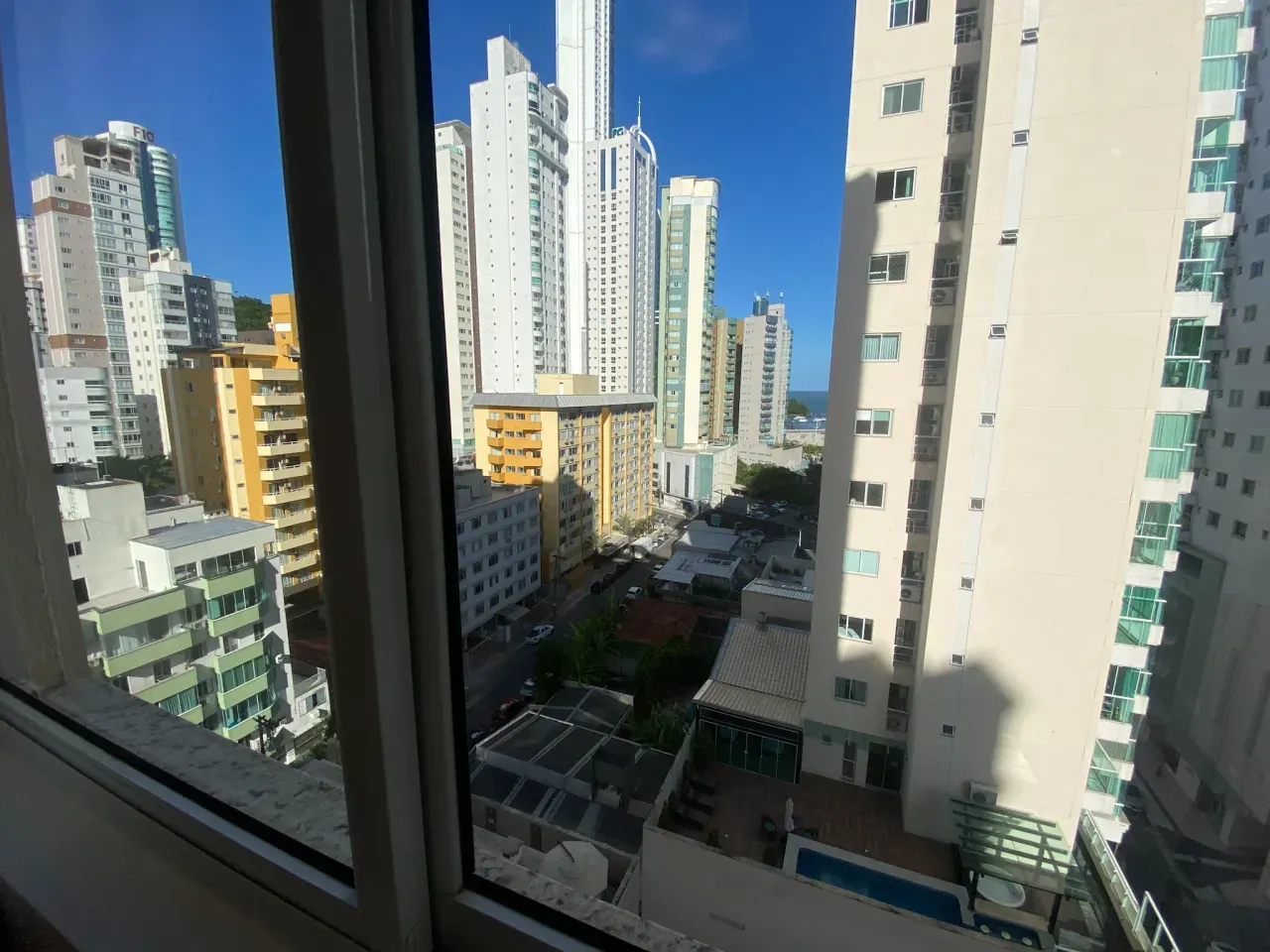 Apartamento Mobiliado com 3 dormitórios sendo 1 suíte e 2 vagas no Bairro Pioneiros em Balneário Camboriú — foto 8