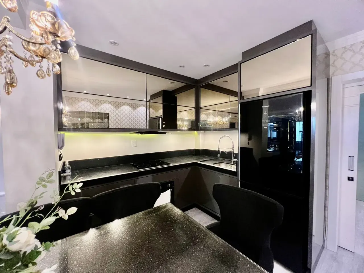Apartamento frente mar, finamente mobiliado com 3 suítes e 2 vagas no Centro de Balneário Camboriú — foto 11