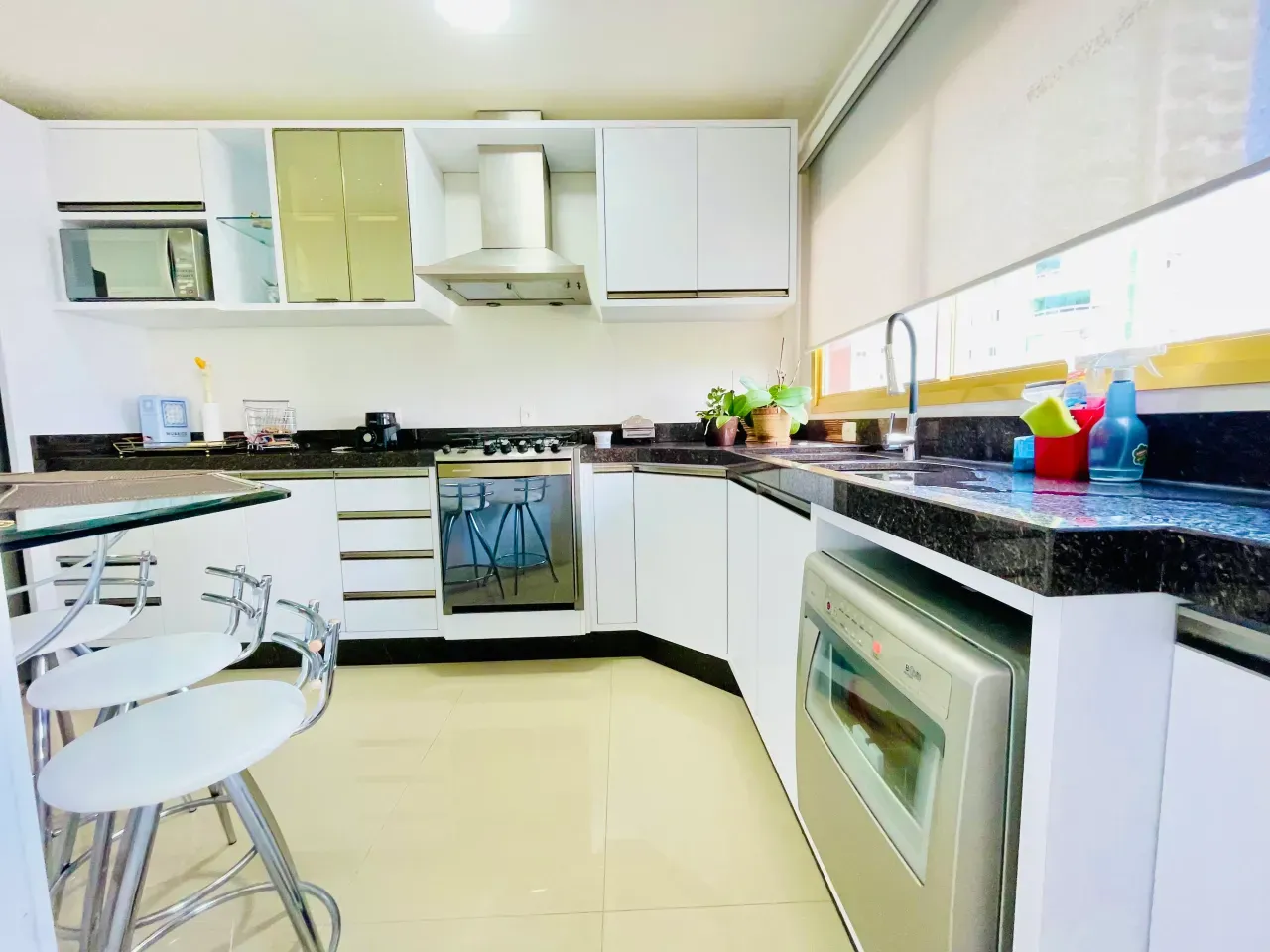 Apartamento no Edifício Praia do Sol com 3 dormitórios em Balneário Camboriú — foto 23