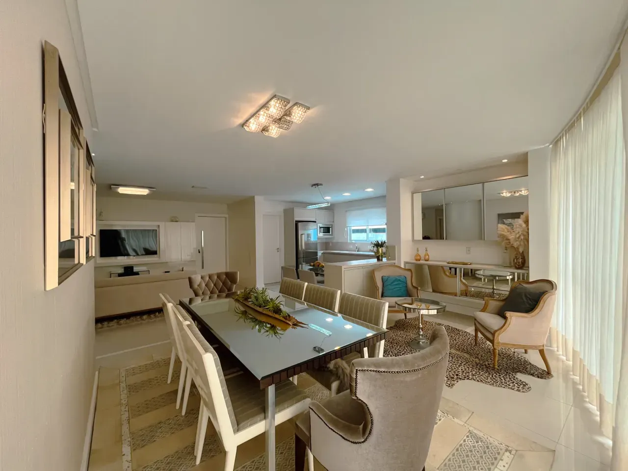 Apartamento de alto padrão pronto para morar com 3 suítes  3 vagas no Centro de Balneário Camboriú