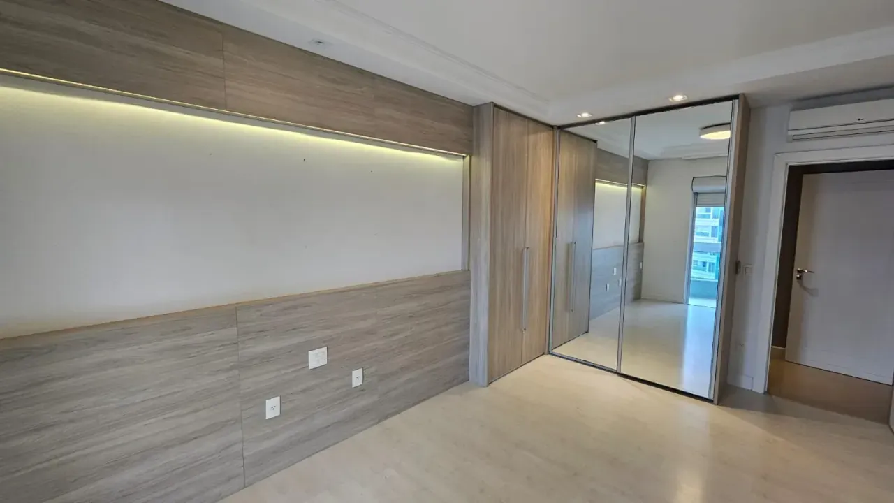 Apartamento no Edifício Alexandria com 3 suítes em Balneário Camboriú — foto 1