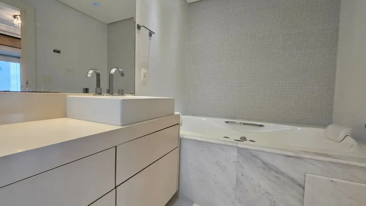 Apartamento no Edifício Alexandria com 3 suítes em Balneário Camboriú — foto 3