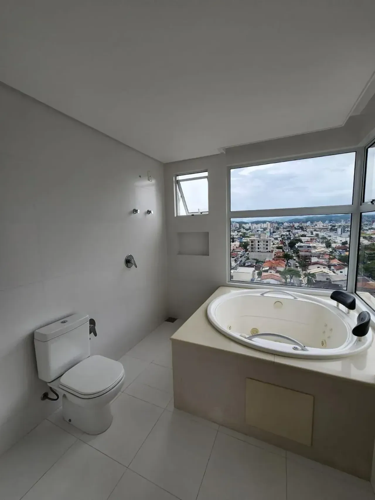 Apartamento no Edifício Royalton Residence com 3 suítes em Balneário Camboriú — foto 4