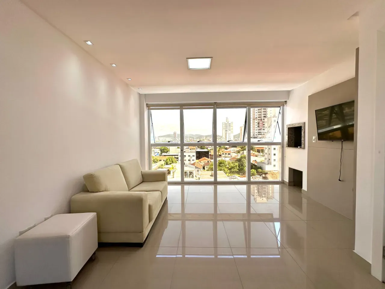 Apartamento com 3 dormitórios sendo 1 suíte e 1 vagade garagem na Barra Sul em Balneário Camboriú