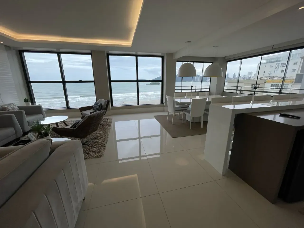 Apartamento no Edifício Grécia com 3 suítes em Balneário Camboriú — foto 2