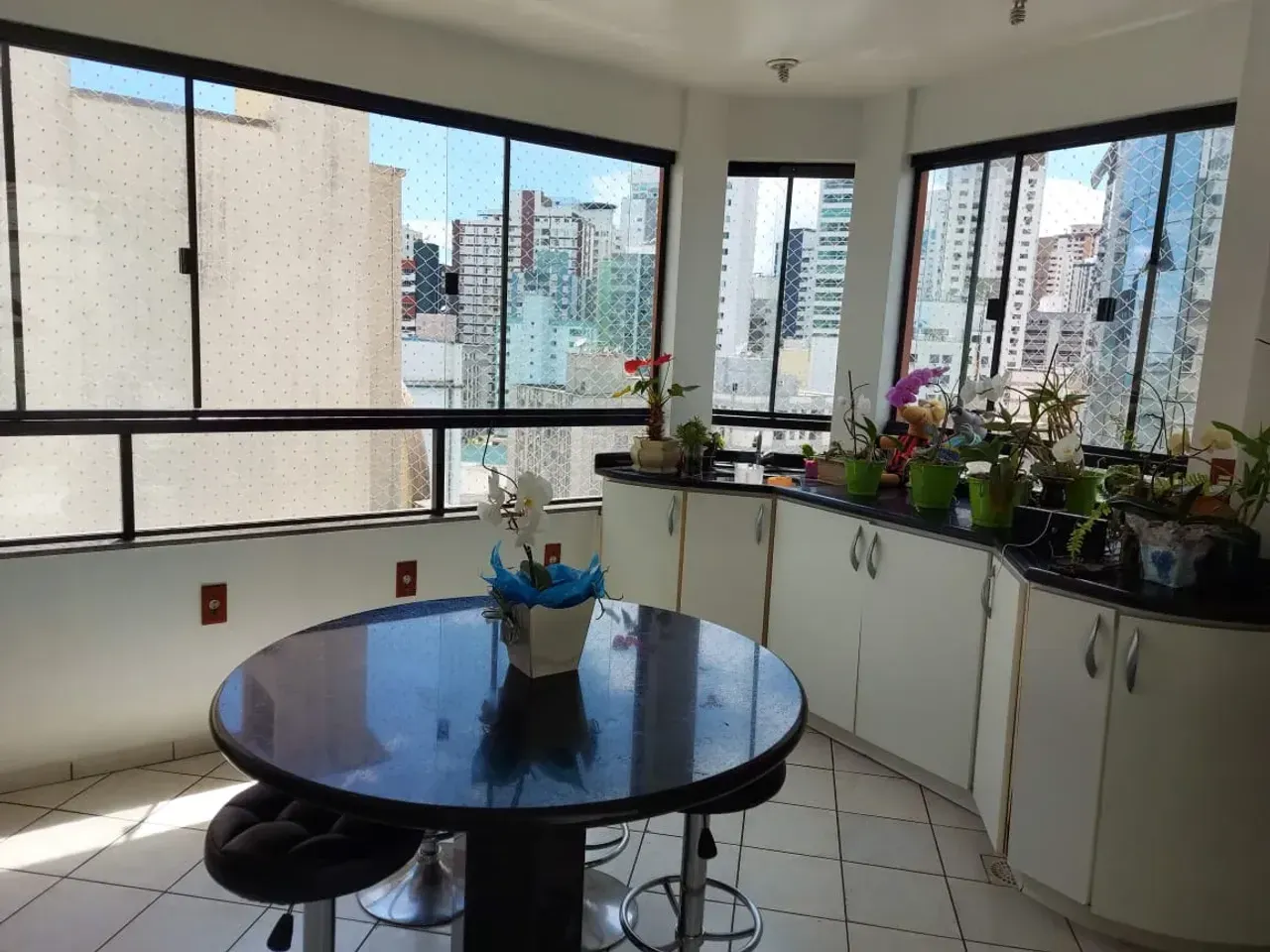 Cobertura Duplex com 5 dormitórios sendo 2 suítes e 2 vagas no Centro de Balneário Camboriú