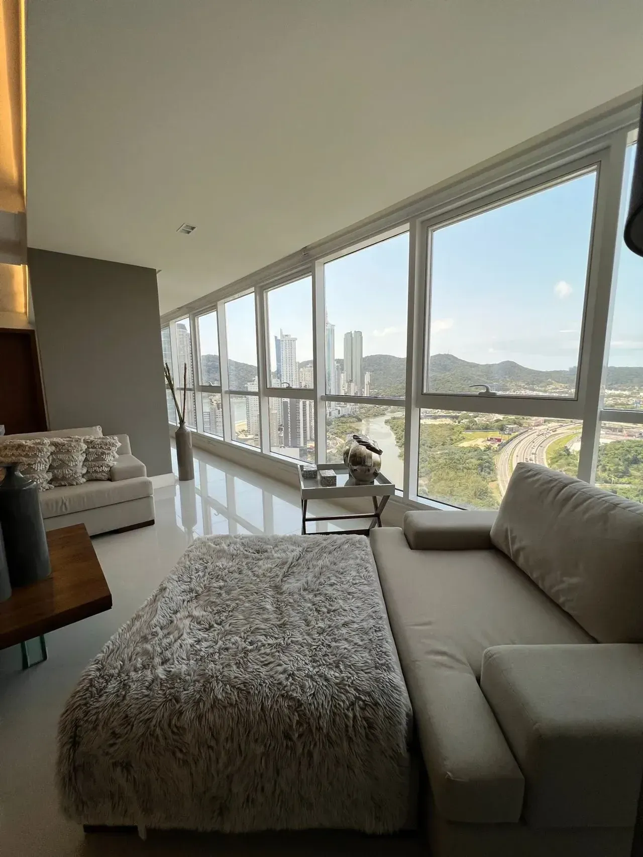 Apartamento no Edifício Marina Beach Towers com 3 suítes em Balneário Camboriú — foto 11
