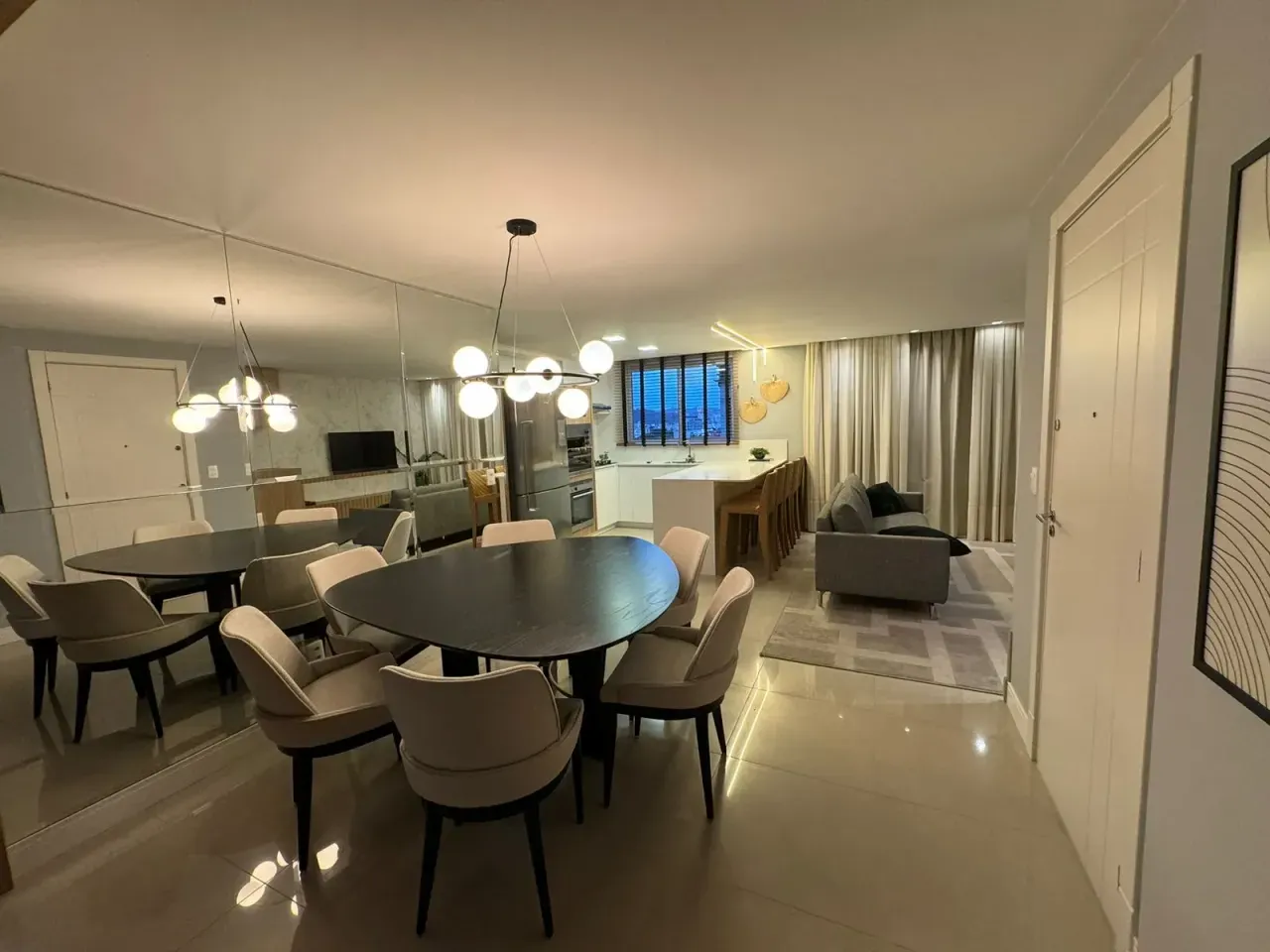 Excelente Apartamento com 3 dormitórios sendo 1 suíte e 2 vagas no Centro de Balneário Camboriú — foto 2