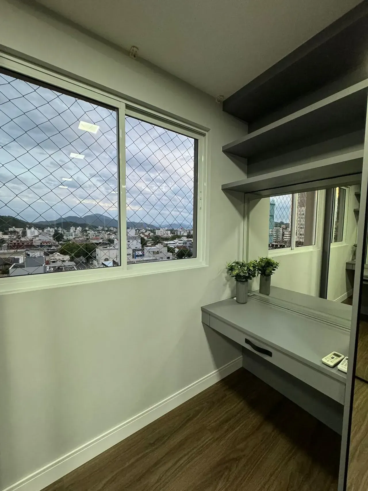 Excelente Apartamento com 3 dormitórios sendo 1 suíte e 2 vagas no Centro de Balneário Camboriú — foto 4