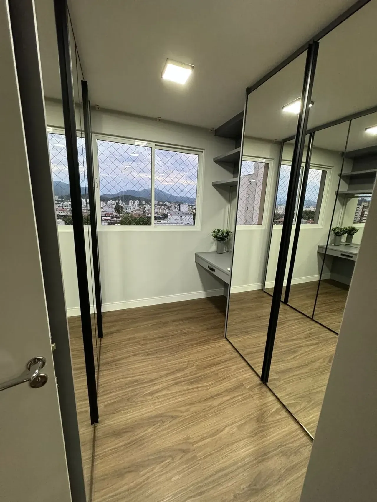 Excelente Apartamento com 3 dormitórios sendo 1 suíte e 2 vagas no Centro de Balneário Camboriú — foto 8