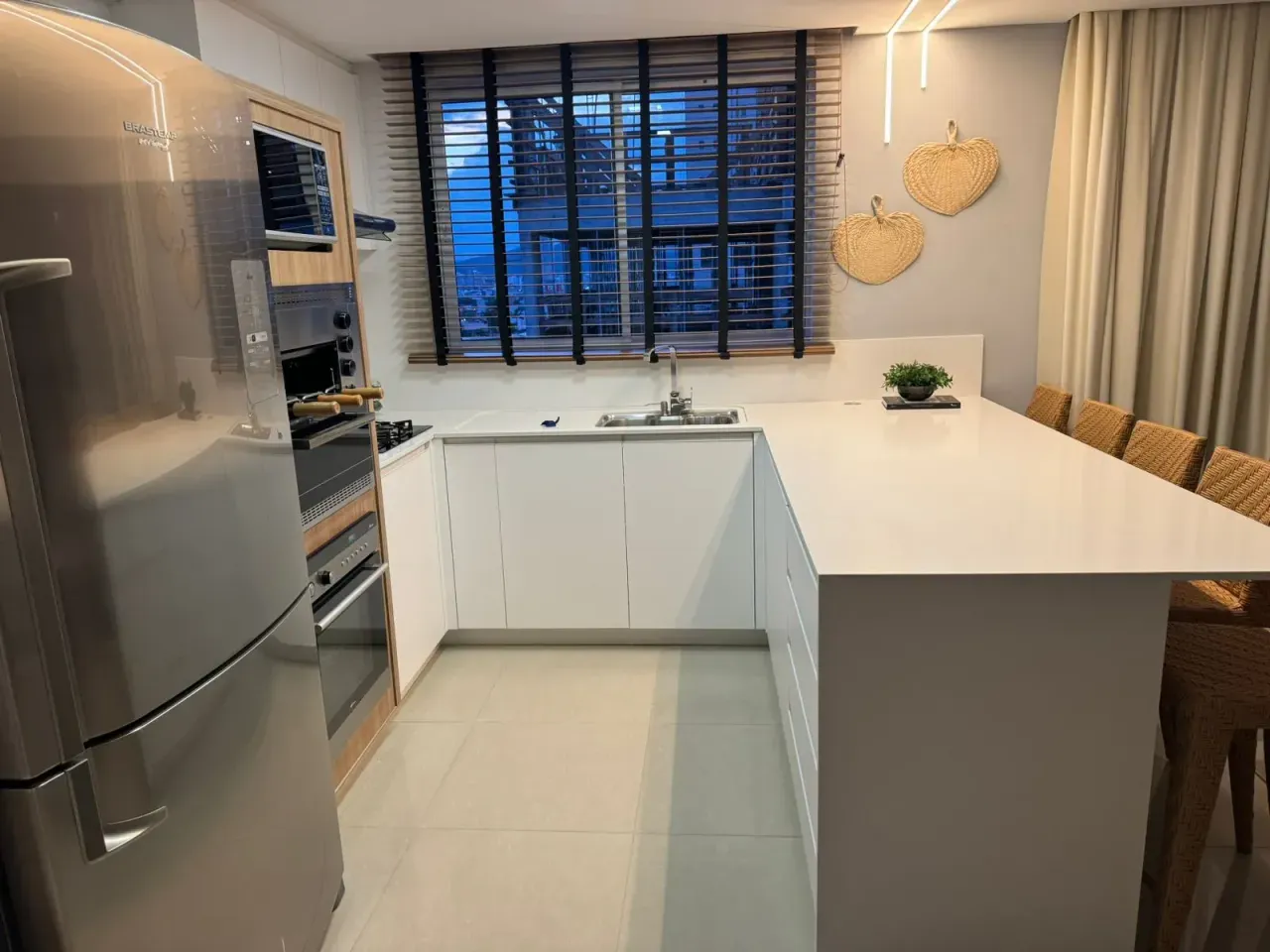 Excelente Apartamento com 3 dormitórios sendo 1 suíte e 2 vagas no Centro de Balneário Camboriú — foto 7