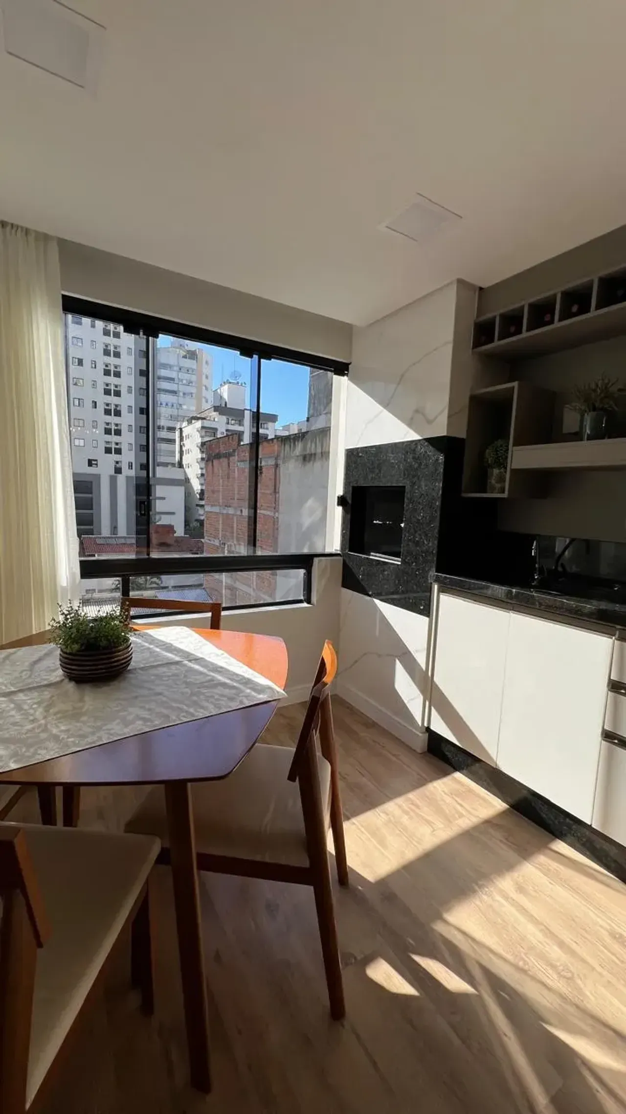 Apartamento com 2 dormitório sendo 1 suíte e 1 vaga de garagem no Centro de Balneário Camboriú — foto 2