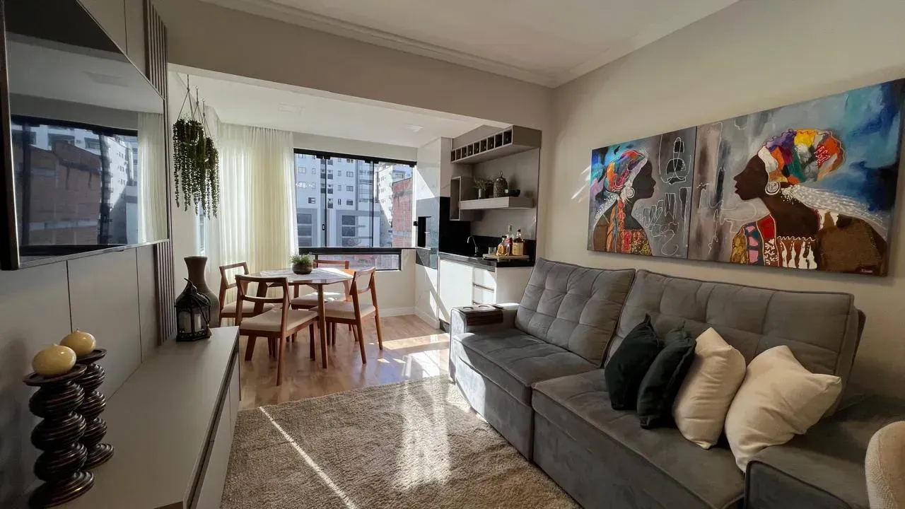 Apartamento com 2 dormitório sendo 1 suíte e 1 vaga de garagem no Centro de Balneário Camboriú