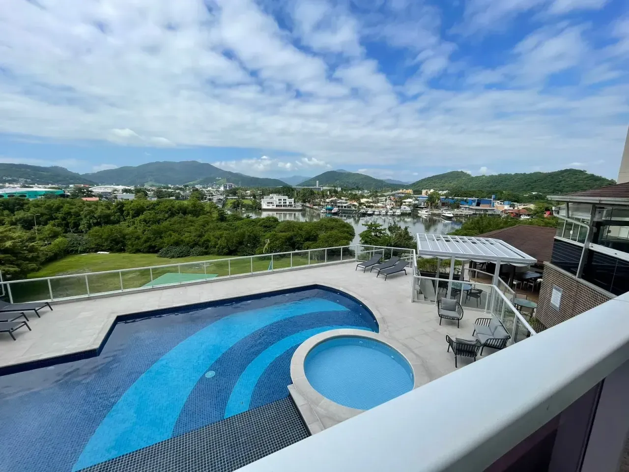 Apartamento no Edifício Holambra com 3 Suítes em Balneário Camboriú — foto 1