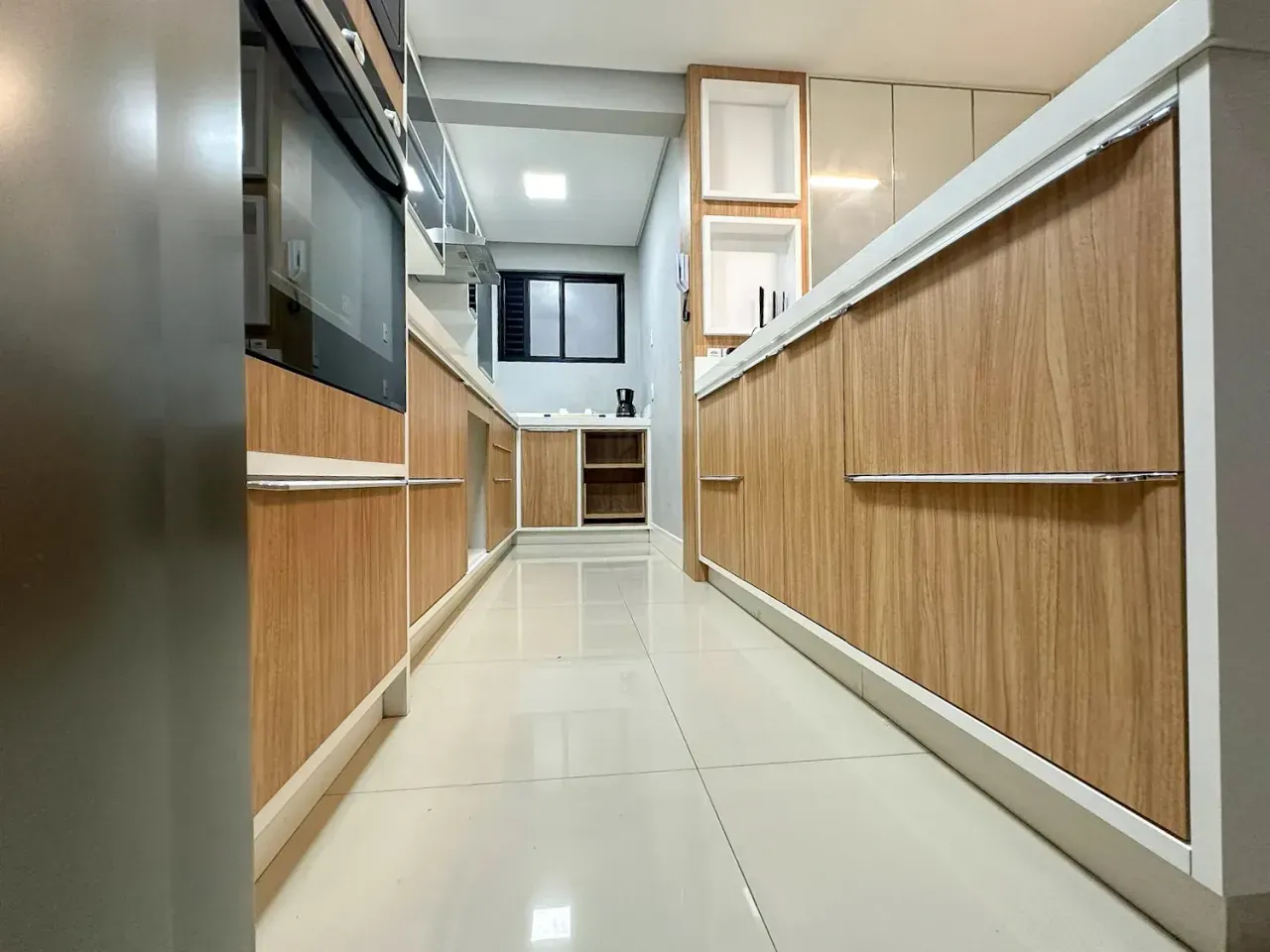 Apartamento com 2 Suítes e 2 Vagas Privativas na Praia dos Amores em Balneário Camboriú