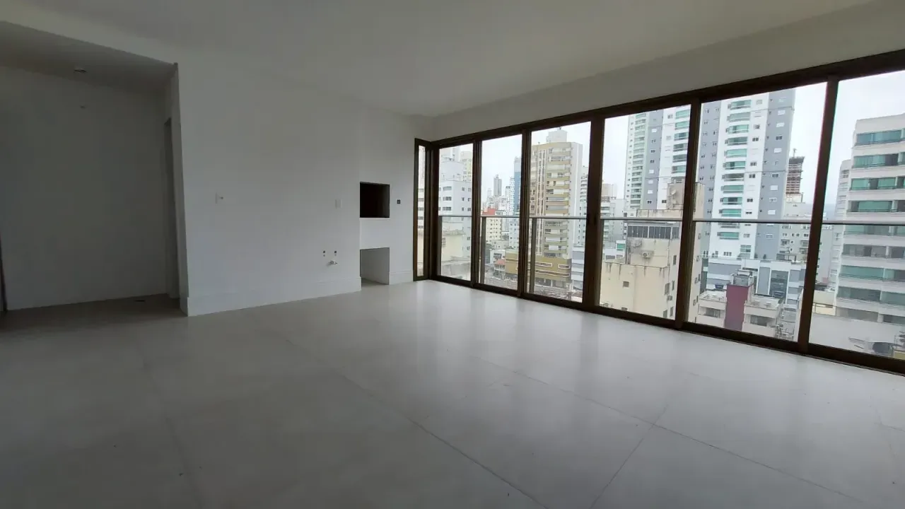 Apartamento novo de 4 suítes e 4 vagas de garagem no Centro em Balneário Camboriú — foto 1