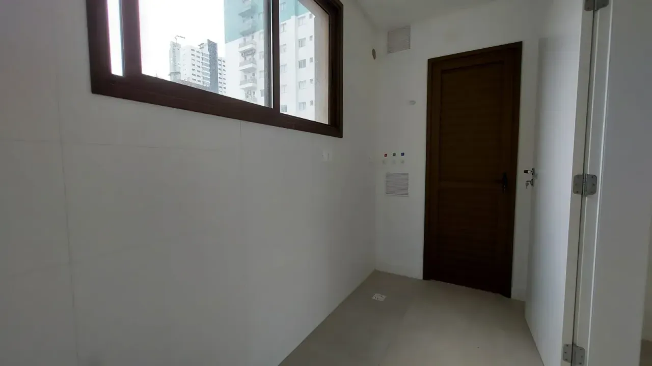 Apartamento novo de 4 suítes e 4 vagas de garagem no Centro em Balneário Camboriú — foto 4