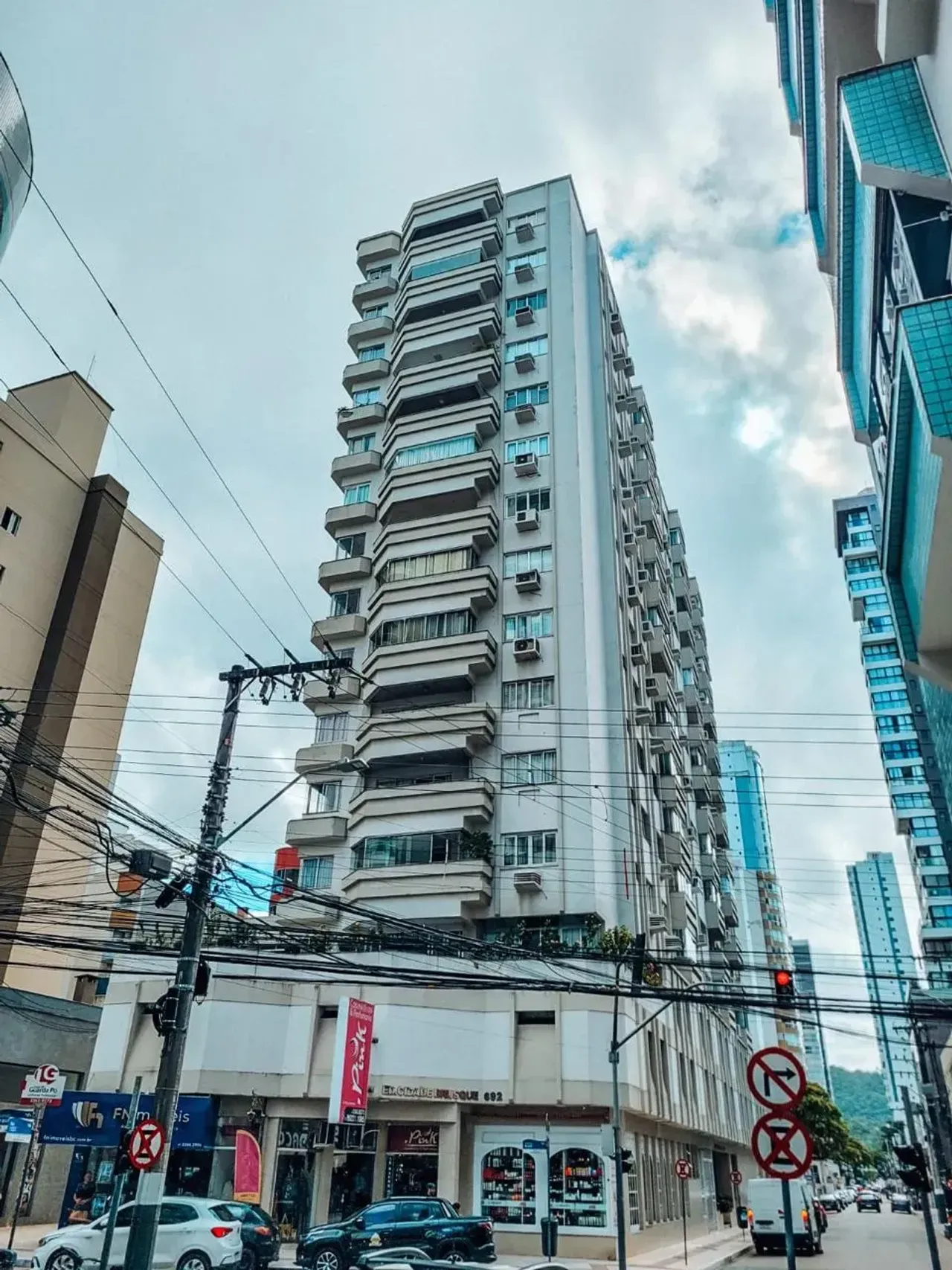 Apartamento com 4 dormitórios sendo 1 suíte e 2 vagas no Centro de Balneário Camboriú