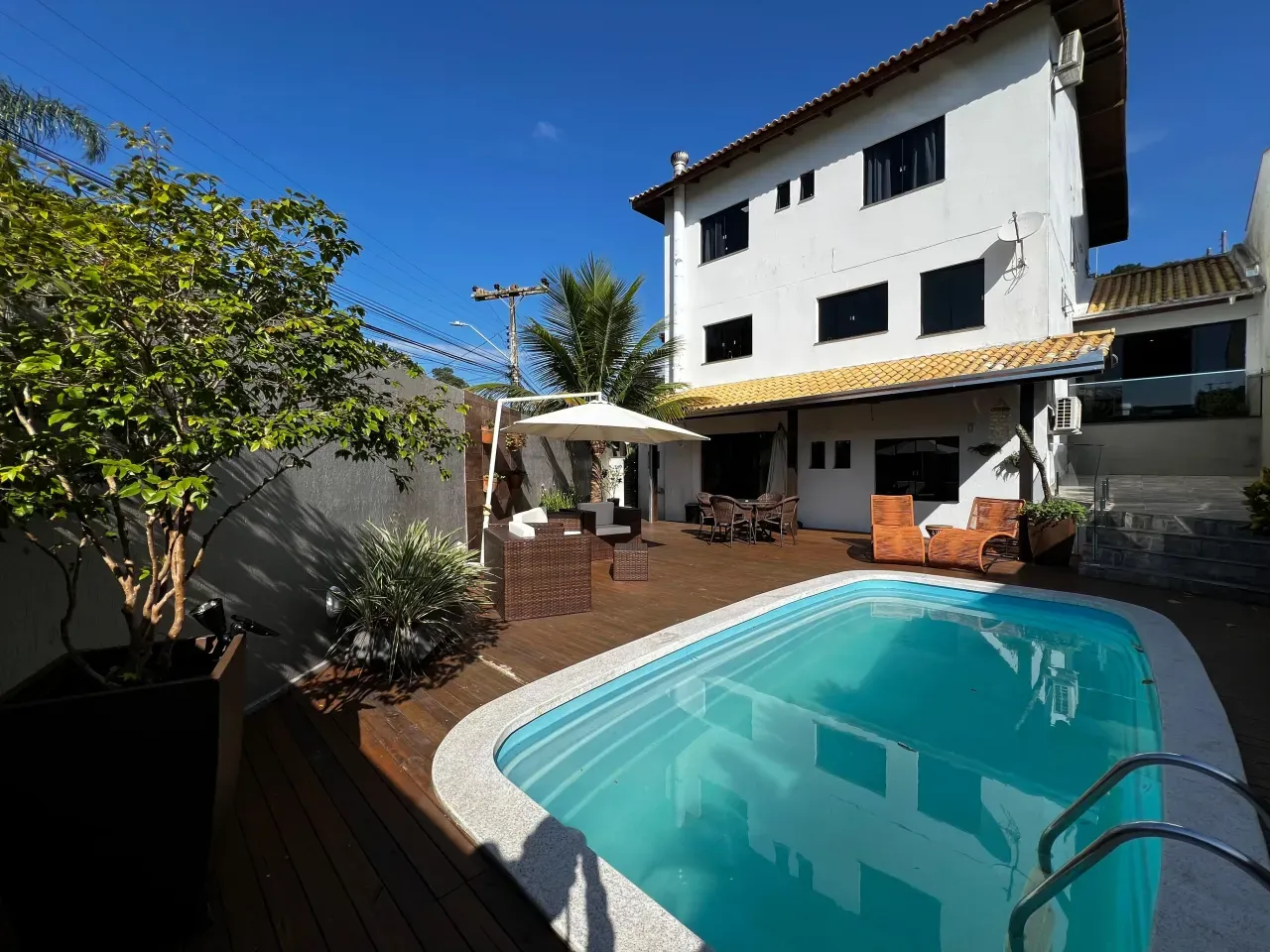 Casa com 4 dormitórios sendo 3 suítes e 2 vagas de garagem no Bairro Aririba em Balneário Camboriú — foto 3