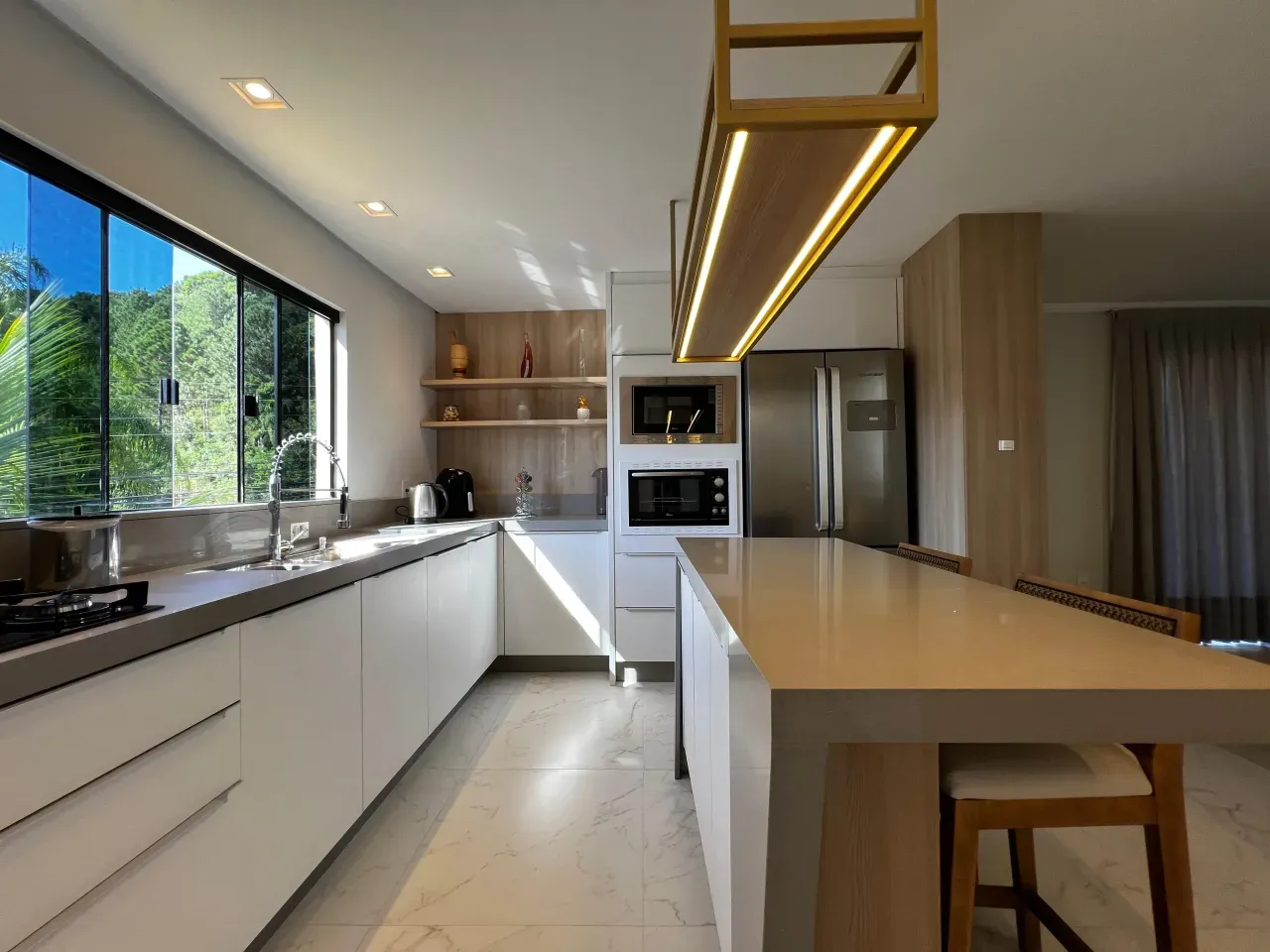 Casa com 4 dormitórios sendo 3 suítes e 2 vagas de garagem no Bairro Aririba em Balneário Camboriú — foto 11