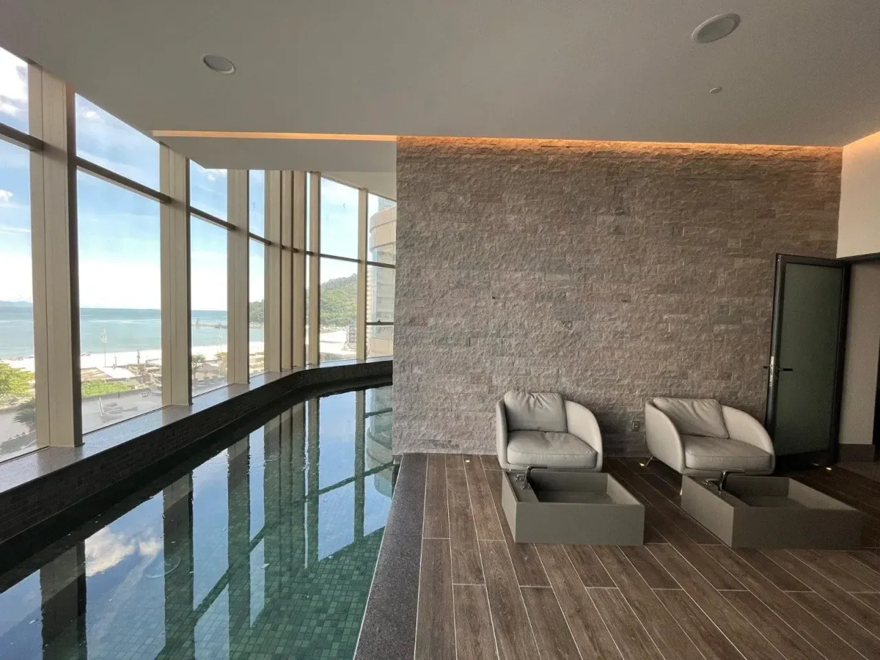 Apartamento com 4 suítes e 4 vagas de garagem na Barra Sul em Balneário Camboriú — foto 5