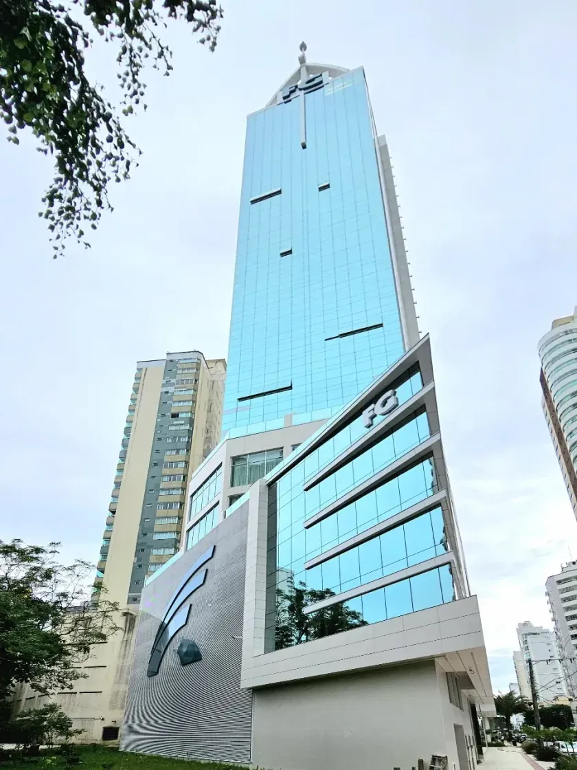 Cobertura horizontal com piscina privativa, 4 suítes e vista para o mar em Balneário Camboriú