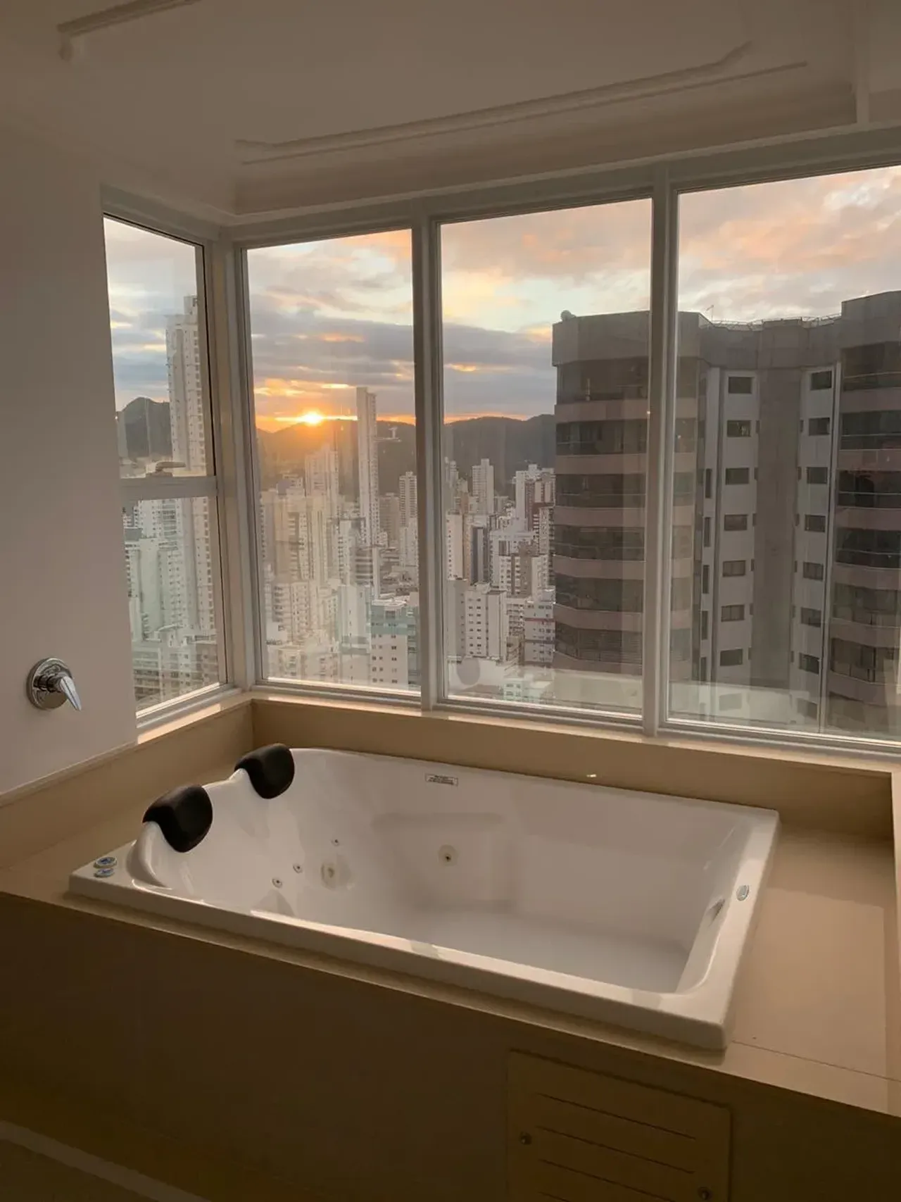 Apartamento no Edifício Millenium Palace Residence com 4 suítes em Balneário Camboriú — foto 1