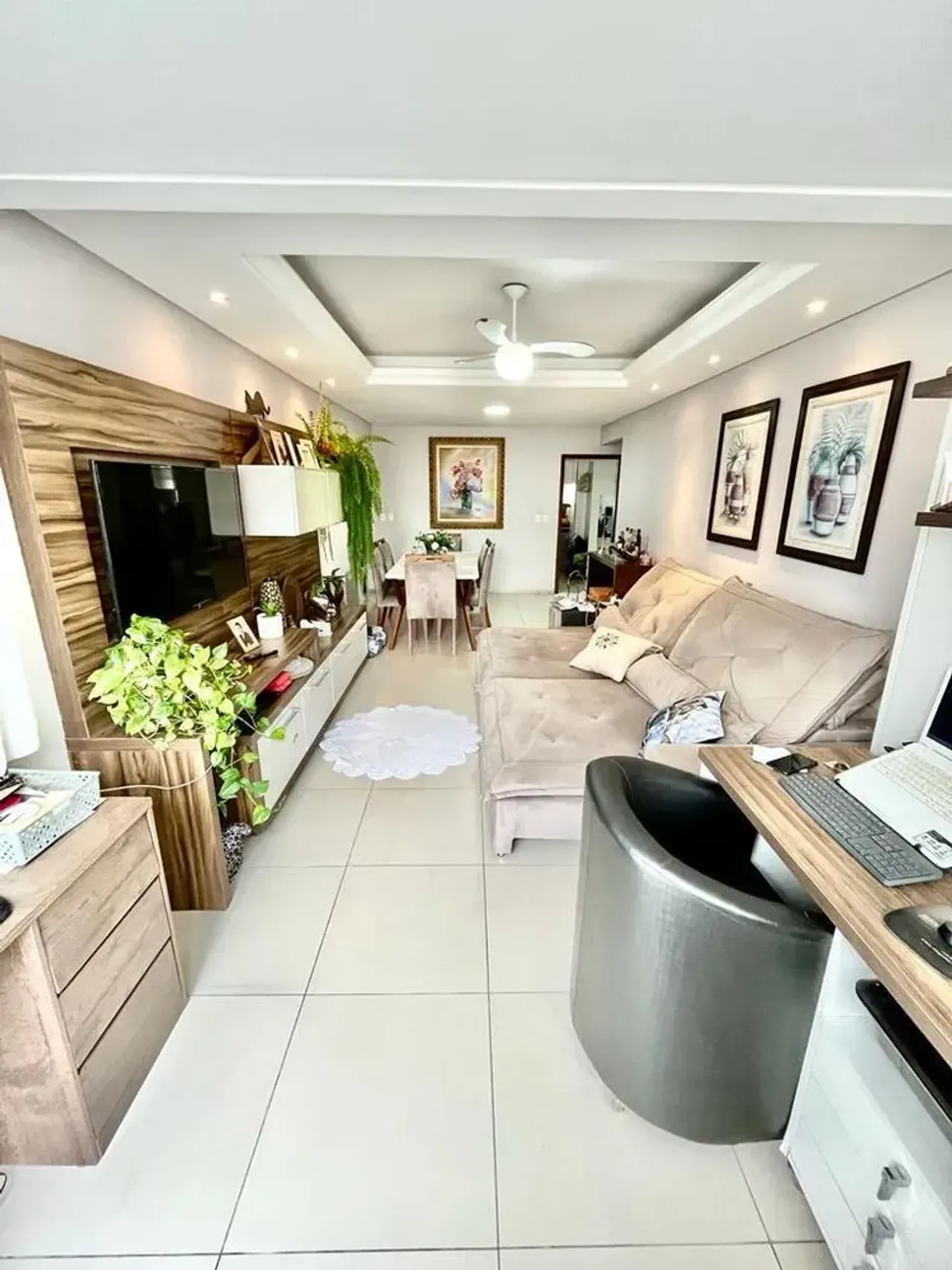 Apartamento com 3 dormitórios sendo 1 dependencia de empregada e 1 vaga no Centro em Balneário Camb.