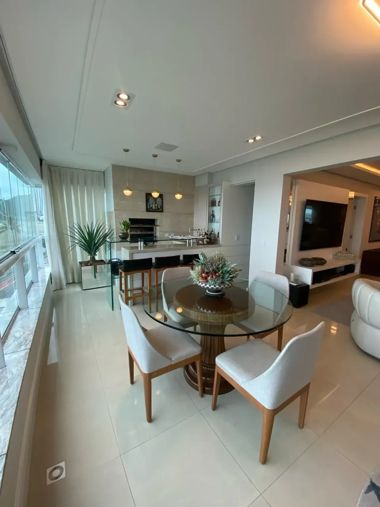 Apartamento Mobiliado Frente Mar com 3 suítes e 3 vagas na Barra Sul em Balneário Camboriú