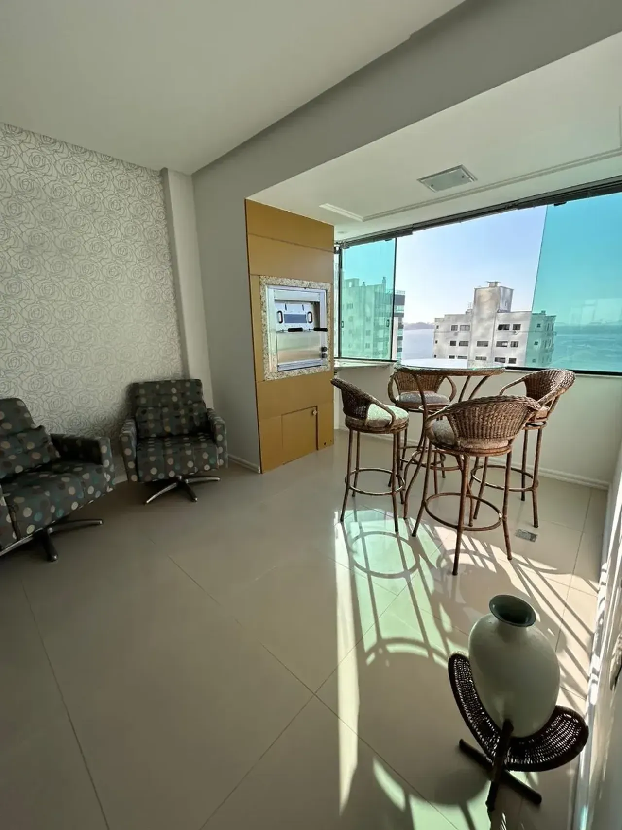 Apartamento Mobiliado com 3 dormitórios sendo 1 suíte e 1 vaga no Centro de Balneário Camboriú