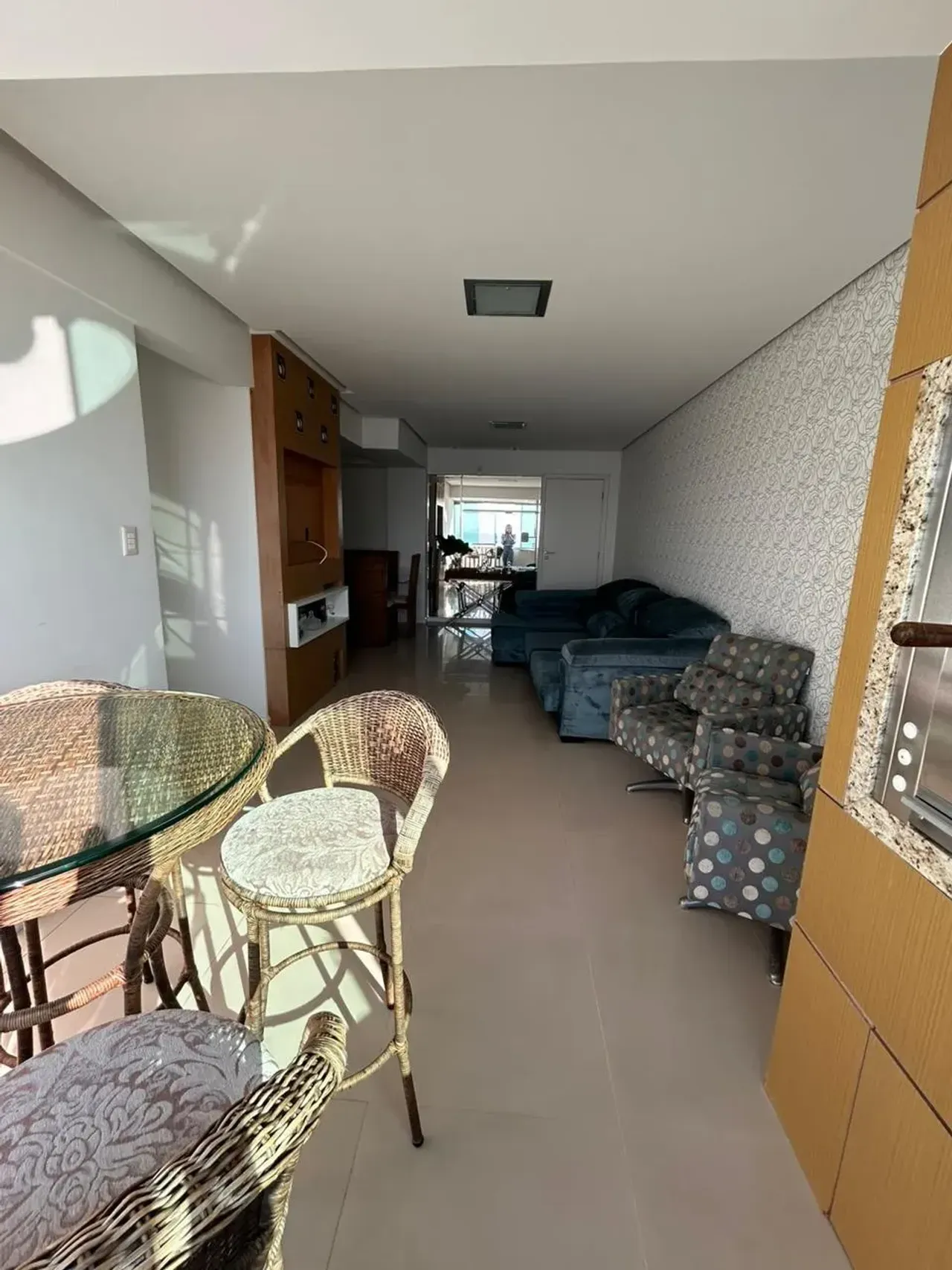 Apartamento Mobiliado com 3 dormitórios sendo 1 suíte e 1 vaga no Centro de Balneário Camboriú — foto 2