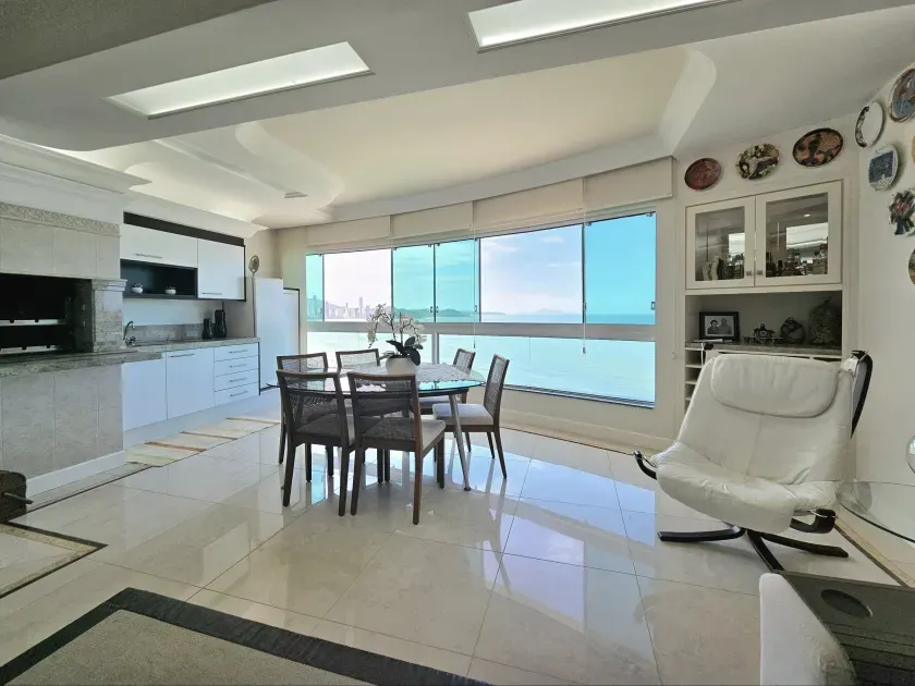 Apartamento no Edifício Villa Cora com 3 suítes em Balneário Camboriú — foto 1