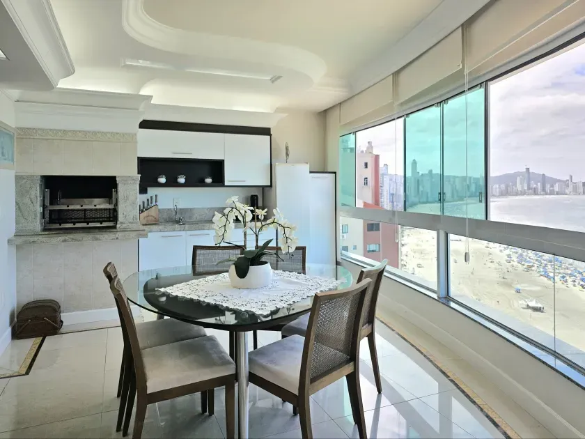 Apartamento no Edifício Villa Cora com 3 suítes em Balneário Camboriú — foto 2