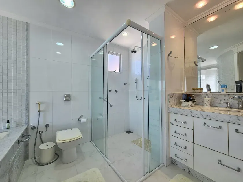 Apartamento no Edifício Villa Cora com 3 suítes em Balneário Camboriú — foto 25