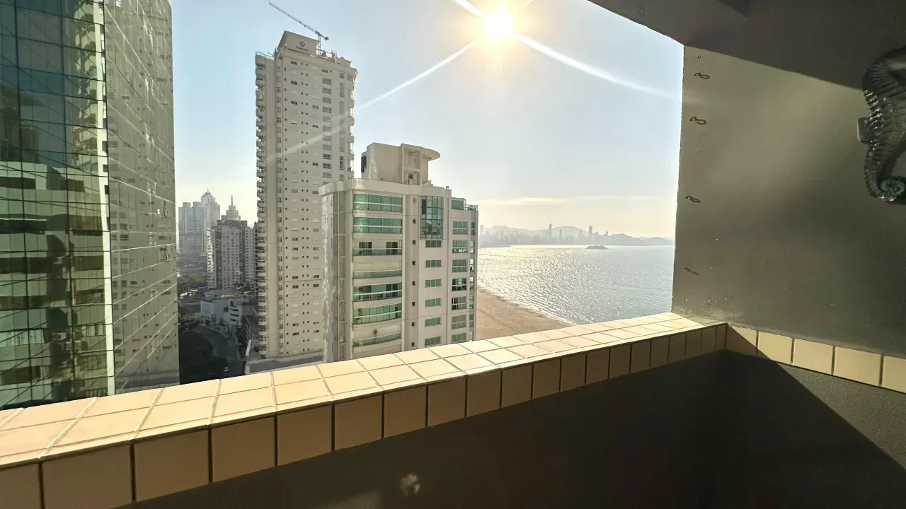 Apartamento com 2 dormitórios sendo 1 suíte e 1 vaga na Avenida Atlântica em Balneário Camboriú