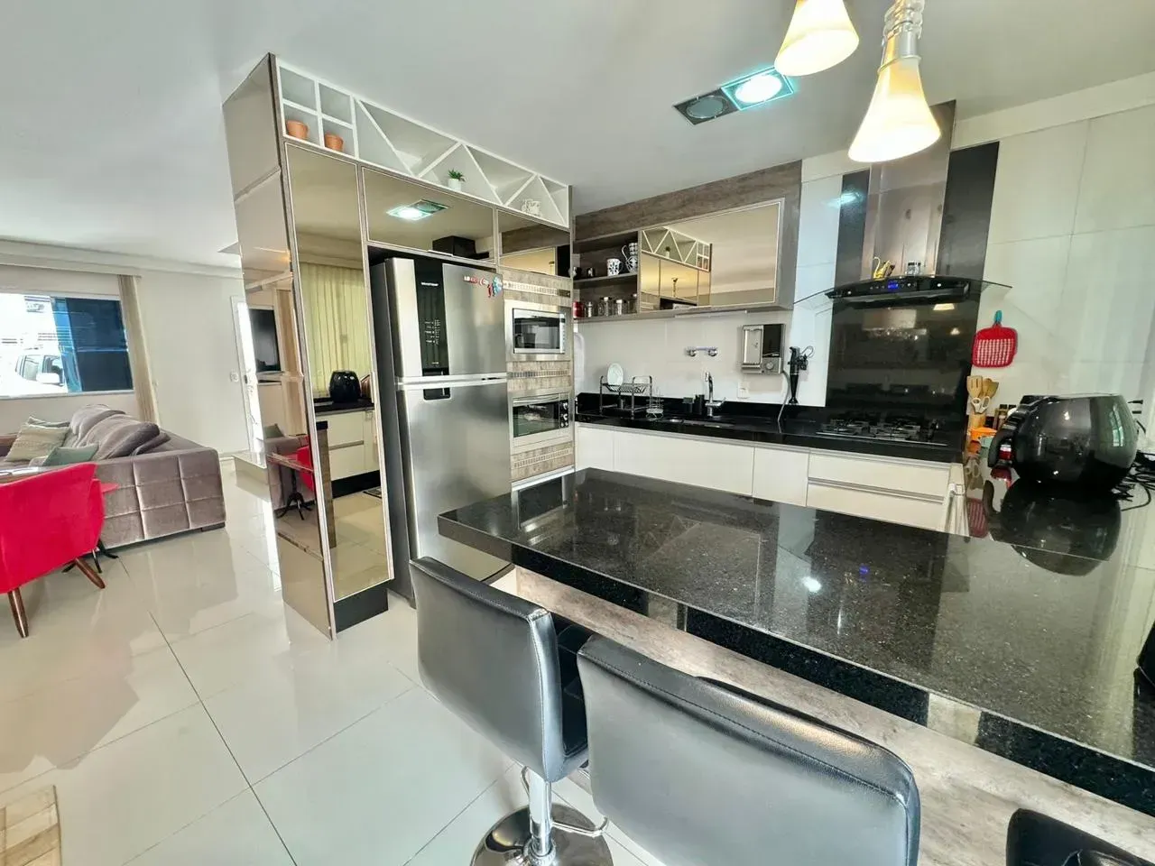Sobrado Duplex com piscina, 3 dormitórios sendo 1 suíte e 3 vagas de garagem em Balneário Camboriú