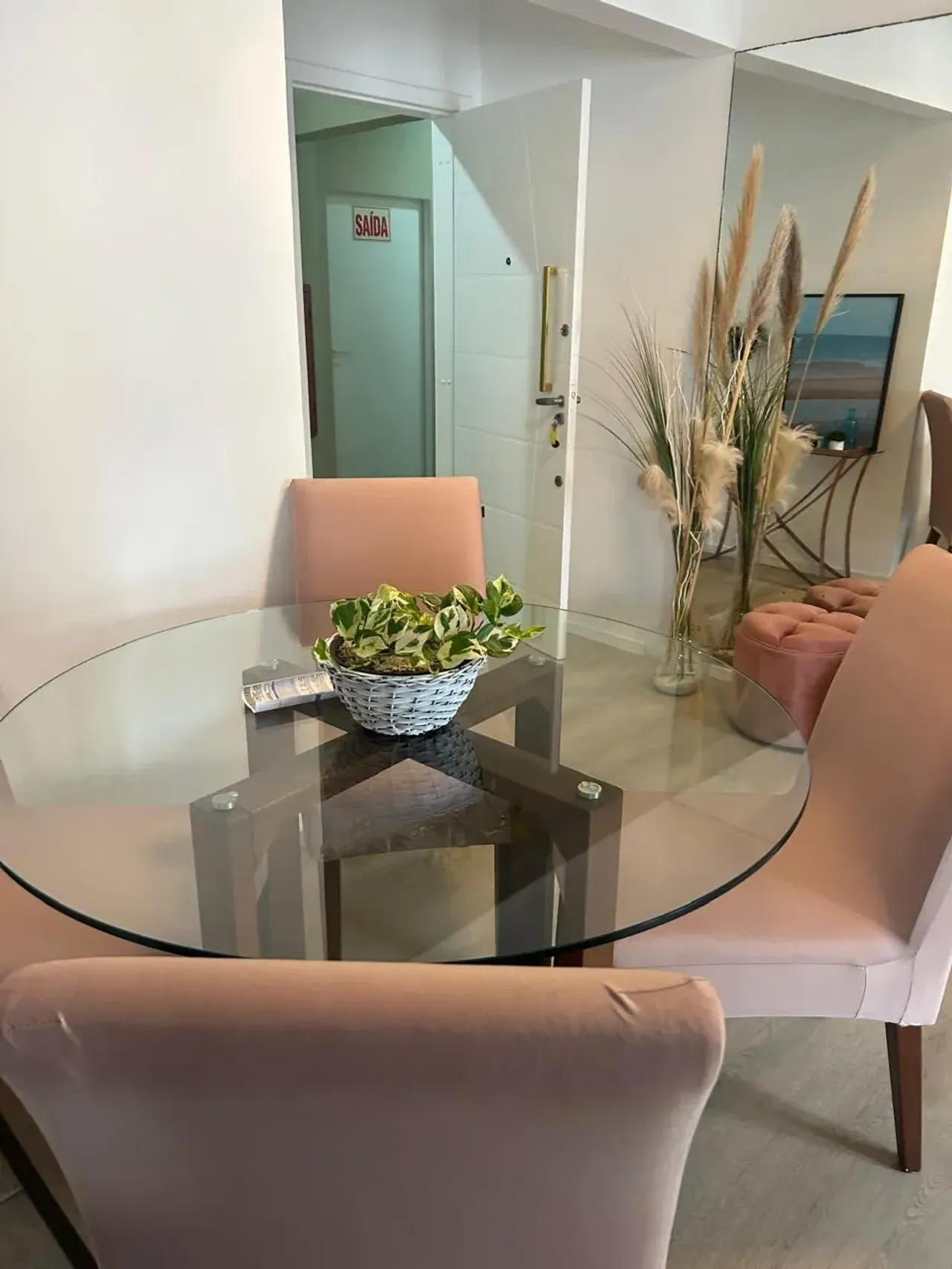 Apartamento de 2 dormitórios sendo uma súite e 1 vaga de garagem - Centro