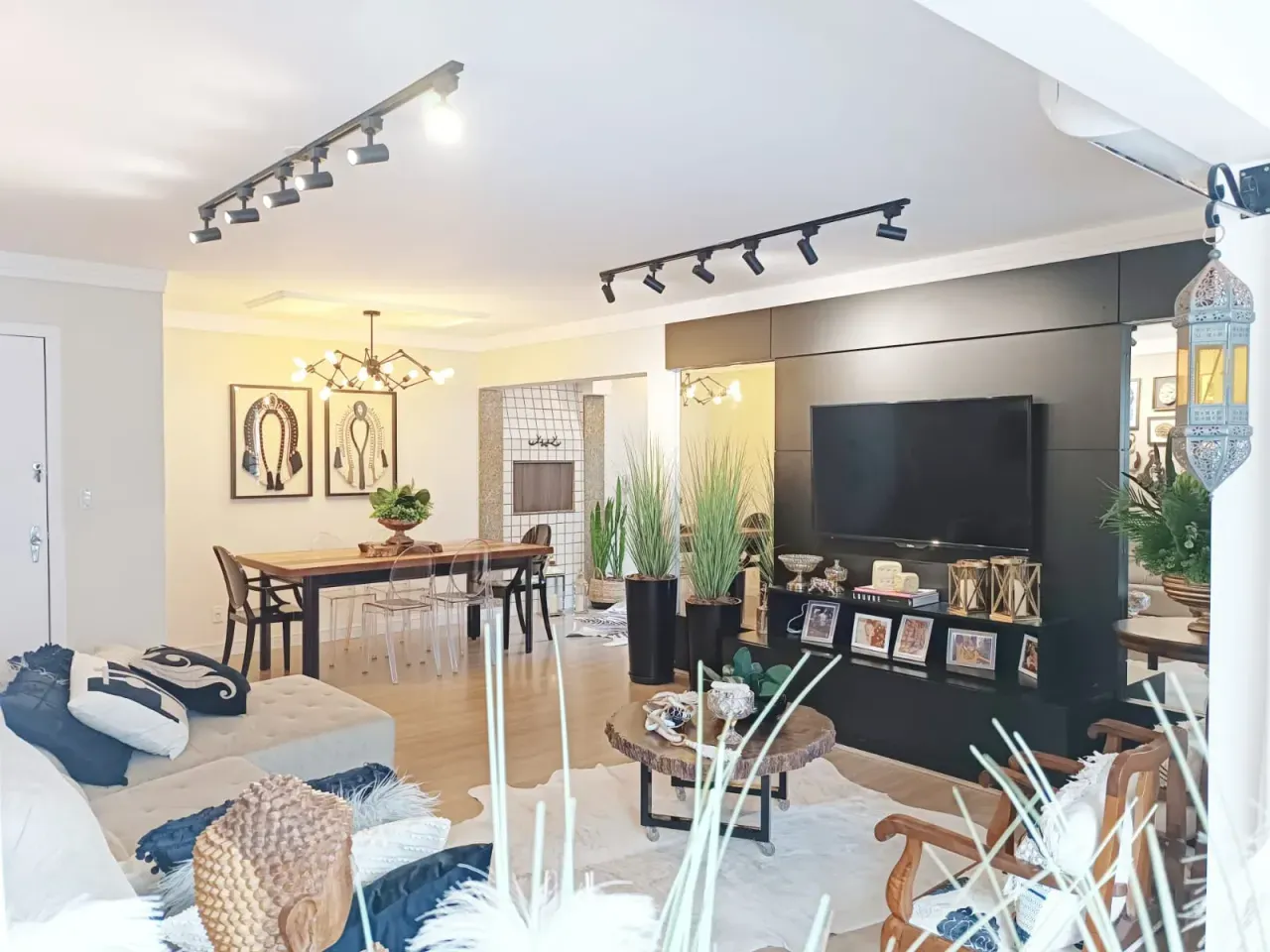 Apartamento com 3 dormitórios e 2 vagas no centro de Balneário Camboriú