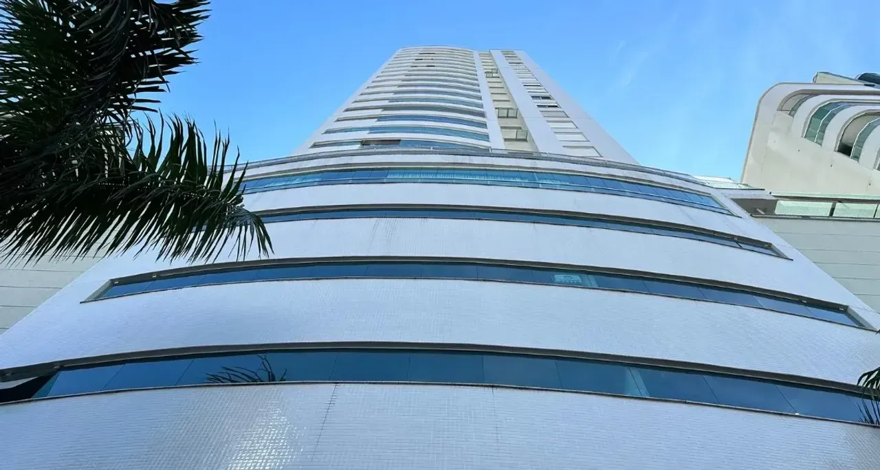 Apartamento vista mar! Com 3 suítes e 2 vagas no Centro de Balneário Camboriú