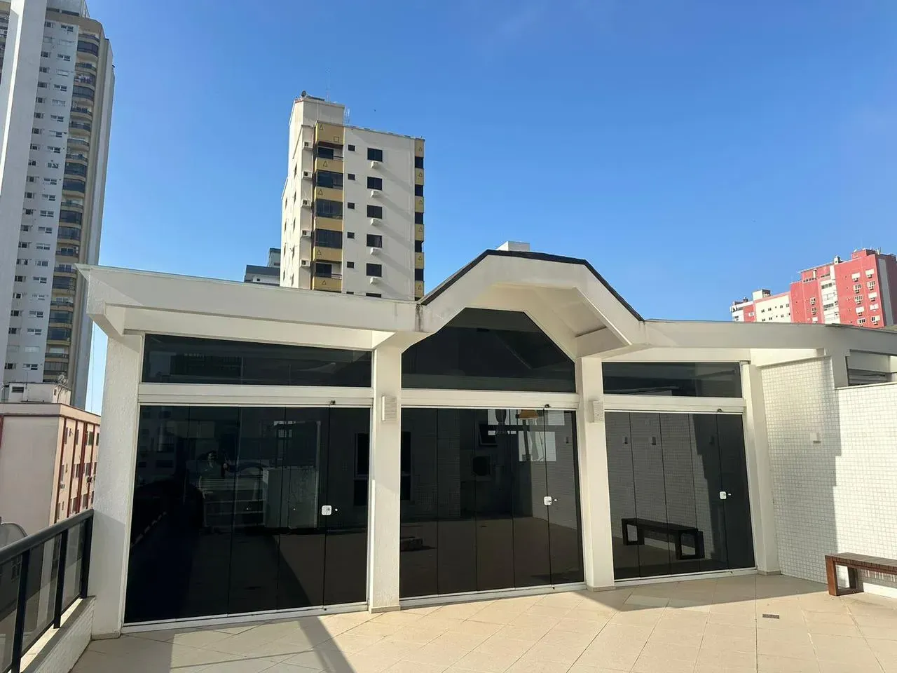 Apartamento mobiliado com 3 suítes e 2 vagas de garagem no Centro de Balneário Camboriú